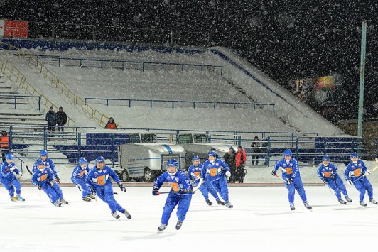 Команда Правительства вышла на лёд с кировской «Родиной»