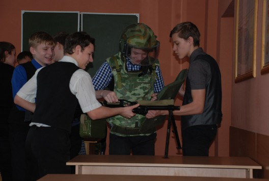 Сотрудники кировского ОМОНа провели для школьников «Урок мужества»