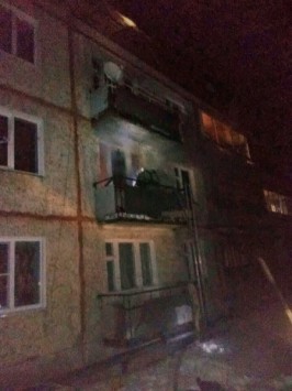 Сотрудники МЧС вынесли из горящего дома инвалида