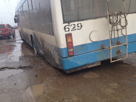 В Кирове троллейбус провалился в яму на дороге