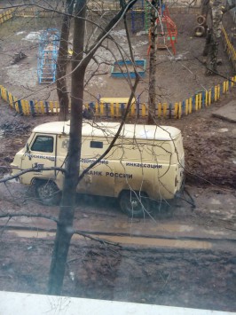 В Кирове под асфальт провалилась инкассаторская машина