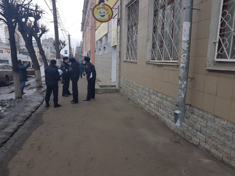 В Кирове около входа в здание ФСБ прохожий оставил коробку