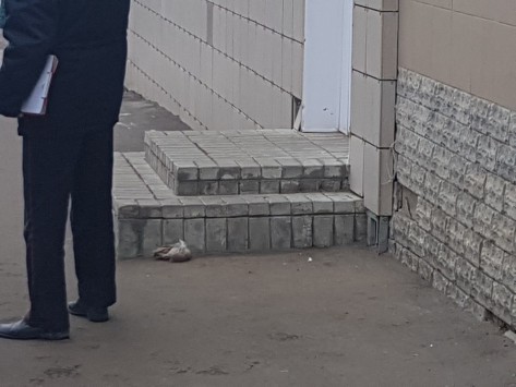 В Кирове около входа в здание ФСБ прохожий оставил коробку