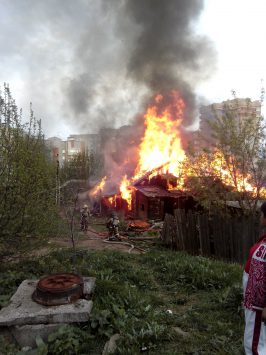 Видео: в Кирове в районе Дворца пионеров сгорел деревянный дом
