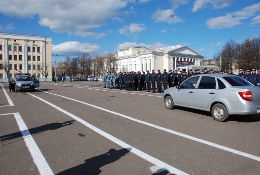На Театральной площади города Кирова прошел гарнизонный развод 