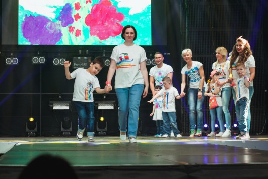 29 апреля на Gaudi Fasion Night известные люди города и подопечные организации «Дорогою добра» прошли по подиуму в футболках с детскими рисунками. Успех был оглушительным!