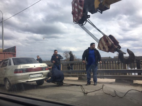 На Старом мосту «десятка» влетела под стоящий КамАЗ: водитель легковушки убежал