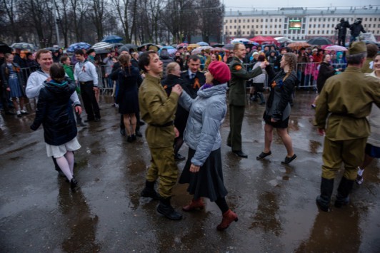 Кировчане, несмотря на дождь, станцевали на Театральной площади