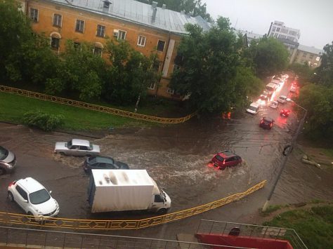 Последствия сильнейшего ливня и грозы в Кирове: город утопает в воде‍