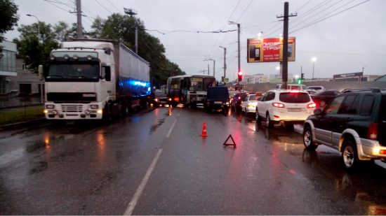 На улице Щорса столкнулись три автомобиля и автобус