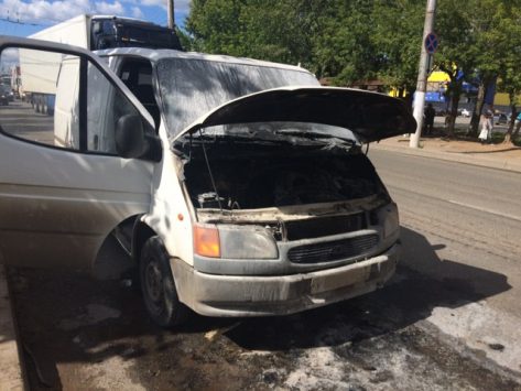 В Кирове во время движения загорелся микроавтобус