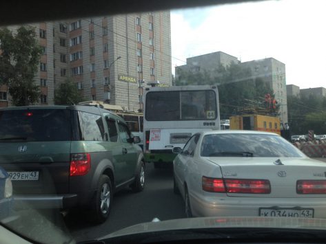 На Воровского в Кирове образовалась пробка из-за обрыва троллейбусных проводов