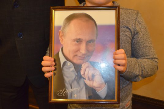 Кировский школьник получил портрет Владимира Путина с автографом