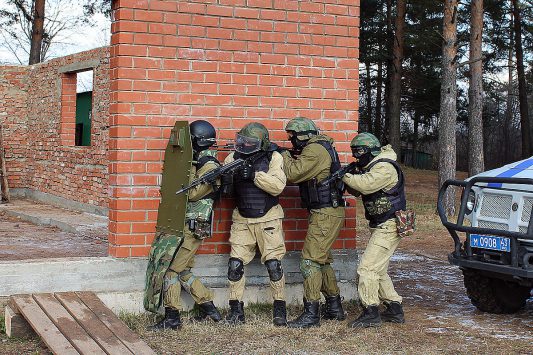 Кировский ОМОН отработал тактику задержания вооруженных преступников