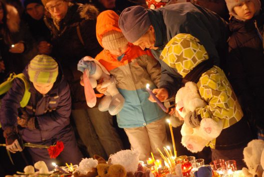 Сотни кировчан зажгли свечи в память о погибших в Кемерове
