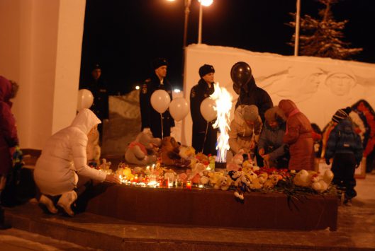 Сотни кировчан зажгли свечи в память о погибших в Кемерове