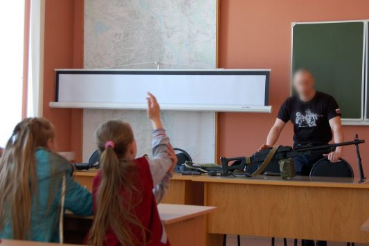В Кирове сотрудники ОМОНа провели урок Мужества для детей, оказавшихся в сложной жизненной ситуации, и приняли участие в слете юнармейцев