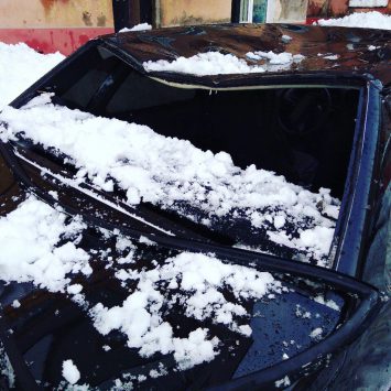 Рабочие скинули лед с крыши на припаркованную машину