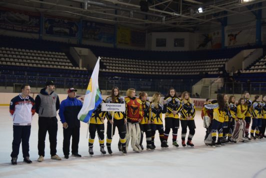 Кировские «Ангелы» стали серебряными призерами межрегионального турнира по хоккею среди женских команд