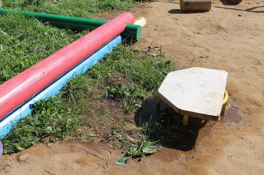 Детскую площадку в Шутовщине затопило канализационными стоками