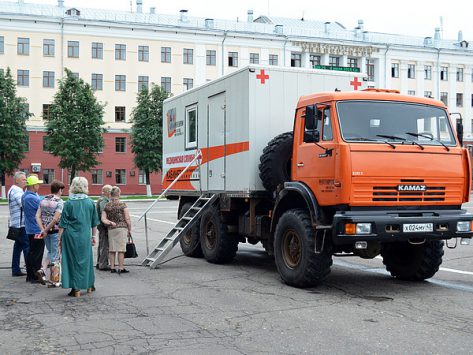 На Театральной площади в Кирове начали работать «поликлиники на колесах»