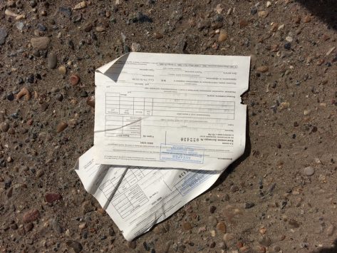 В Кирове разбросали сотни квитанций с персональными данными плательщиков