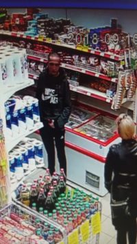 В Кирове ищут пару, укравшую бутылку виски из магазина