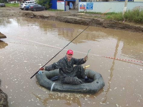 В Кирове двое мужчин устроил рыбалку в луже