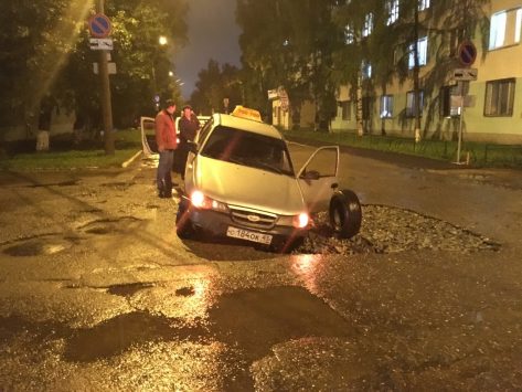 В Кирове таксист провалился в яму на дороге