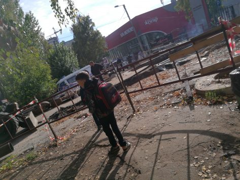 Учеников кировской школы срочно эвакуировали из-за сообщения о бомбе