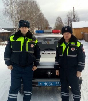 Автоинспекторы спасли пенсионера из горящего дома в Даровском районе