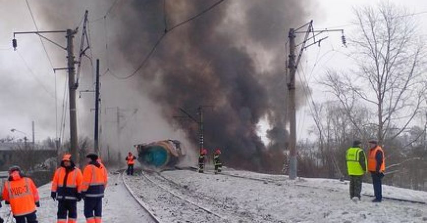 Авария произошла около 5.00 мск часов утра на станции Поздино в Нововятском районе Кирова. С рельсов сошли 32 вагона грузового поезда с газовым конденсатом, с последующим возгоранием 12 вагонов