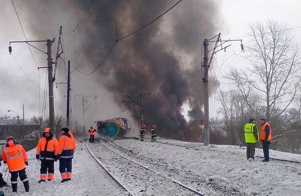 Авария произошла около 5.00 мск часов утра на станции Поздино в Нововятском районе Кирова. С рельсов сошли 32 вагона грузового поезда с газовым конденсатом, с последующим возгоранием 12 вагонов