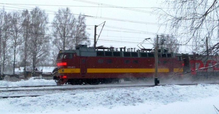 поезд киров снег