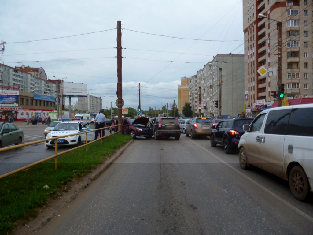 Ул р. Авария на Юровской. ДТП проспект Строителей Юровской вчера днем. Авария на углу Юровской и Строителей. Авария вчера на Строителей и Юровский Киров.