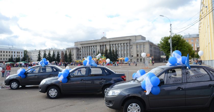 автомобили в подарок семьям, дети которых родились 1 июня в Кировской области