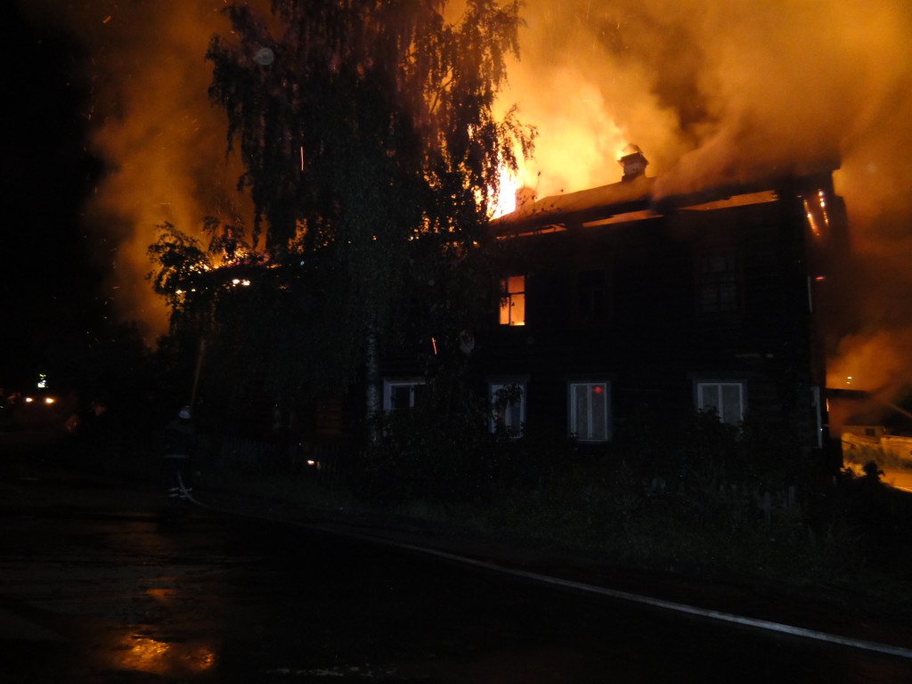 сгорел двухэтажный деревянный дом в Кировской области