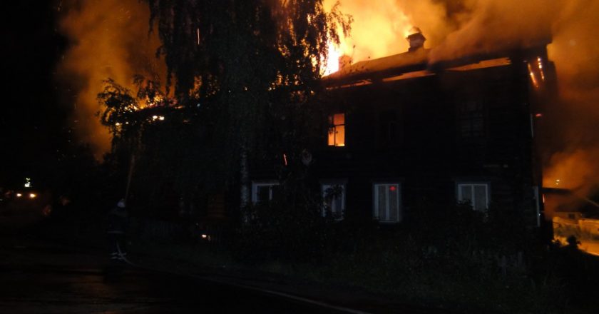 сгорел двухэтажный деревянный дом в Кировской области