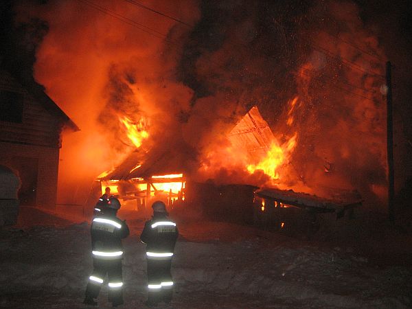 В Омутнинске сгорел дом пенсионерки убитой месяц назад
