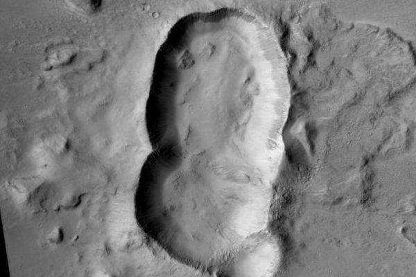 Тройной кратер на Марсе