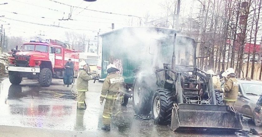 В Кирове загорелся трактор - город встал в пробках