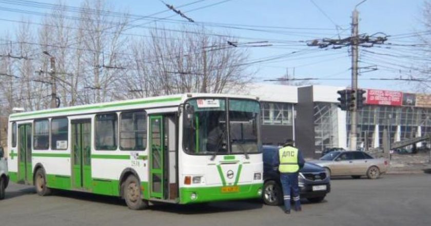 В Кирове пенсионерка получила травмы, упав в автобусе