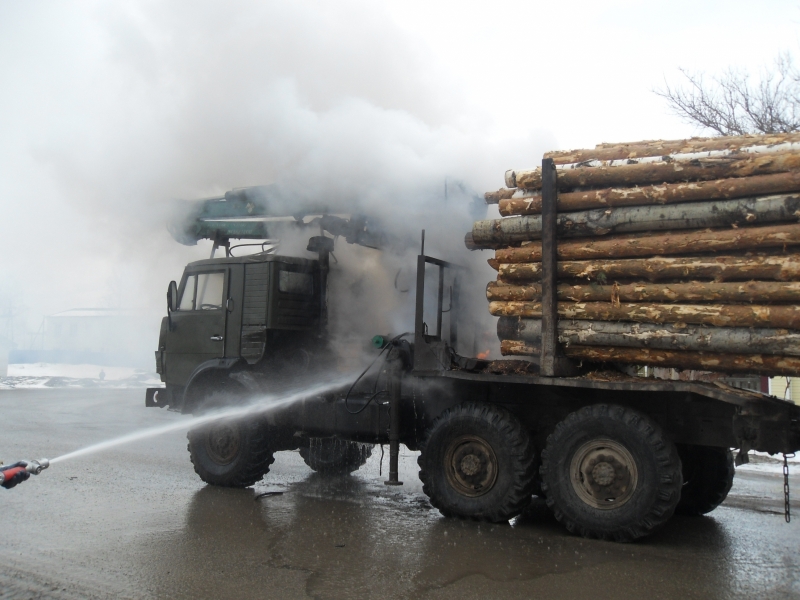 В Кировской области загорелся камаз груженый бревнами