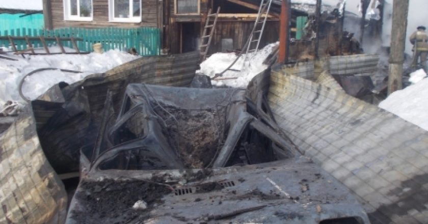 В Котельничском районе сгорел гараж с двумя автомобилями