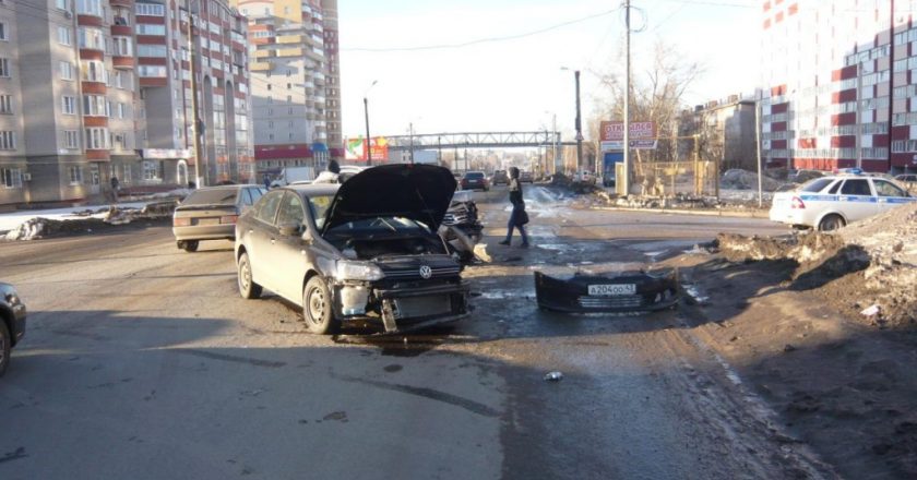 Два человека пострадали при столкновении легковушек в Кирове