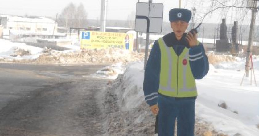 На трассе в Омутнинске установили деревянных полицейских