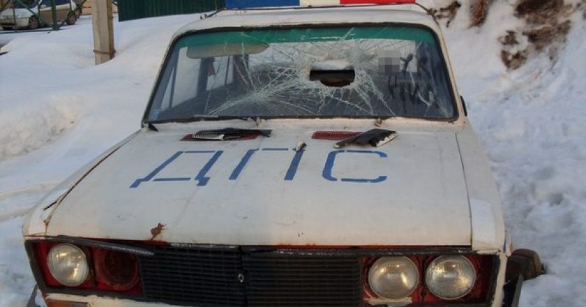 В Котельниче вандалы разбили макет патрульного автомобиля
