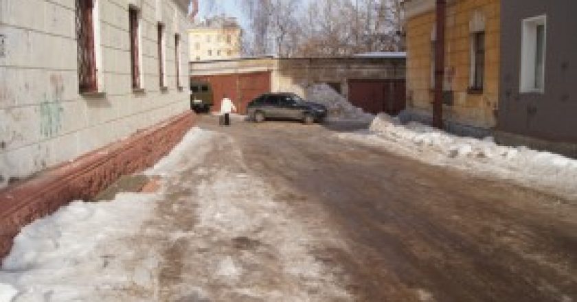 В Кирово-Чепецке упавшая с крыши дома глыба льда травмировала школьника