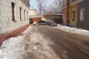 В Кирово-Чепецке упавшая с крыши дома глыба льда травмировала школьника