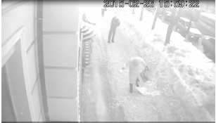 В Кирове следователи ищут очевидцев падения снега с крыши домов на двух женщин Их показания помогли бы следствию более точно восстановить картину произошедшего